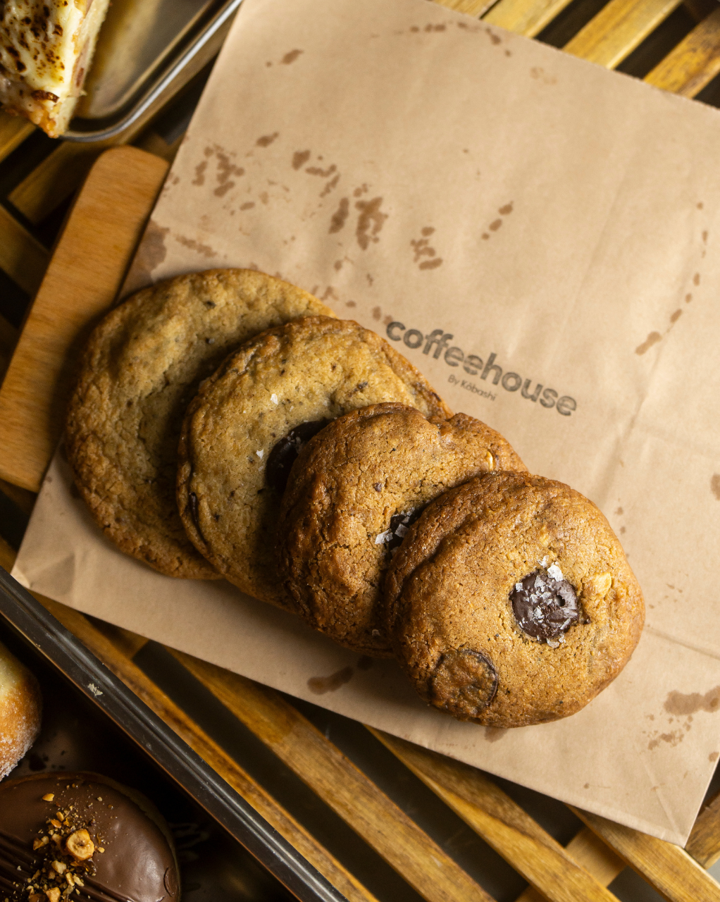 BROWN BUTTER CHOCOLATE CHIP MACADAMIA COOKIE (Box of 4)
